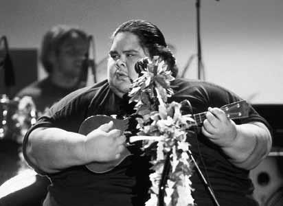 Die traditionelle hawaiische Volksmusik bestimmen sanfte MeleGesange und traditionelle Instrumente, wie Kalebassen und mit Haifischhaut überzogene Trommeln.