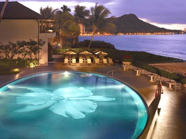 Der Orchid Designer Pool mit stilvoller Bar liegt direkt über dem Strand mit herrlichem Panorama Ausblick.