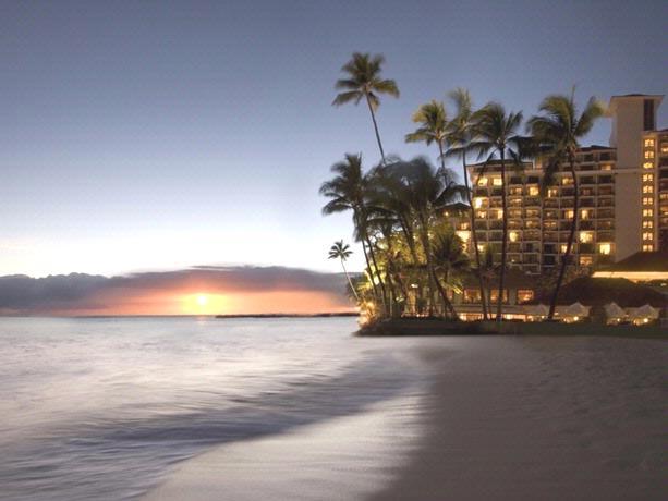 Von der eleganten Orchid Pool Terrasse mit stilvoller Veranda Bar bietet sich ein unvergesslicher Blick auf den romantischen Hawaii Sonnen