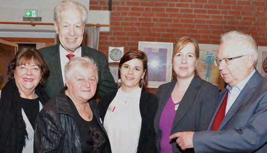 ) Christa Sönksen (Begegnungsstättenleiterin), Antje Heisig (AWO, Wohnbereichsleitung), Petra Sklorz (AWO-Geschäftsführerin), Hubert Resch (AMeB-Vorsitzender) links oben: beim Grünkohlessen im