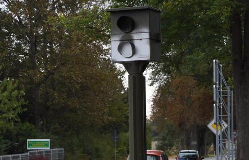 Beispiel zu Vandalismus Tribsees/Grimmen: Kamera aus Blitzer gestohlen Unbekannte Diebe setzten eine stationäre Geschwindigkeitsüberwachungsanlage
