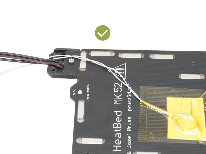 Step 8 Richtiges Kabelmanagement (neues Design) Dehnen Sie das schwarze Thermistorenkabel nicht vollständig.