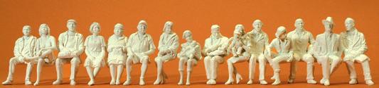 Bausatz. Figuren: Materialfarbe weiß Passengers and passers-by. 12 unpainted miniature figures. Kit.