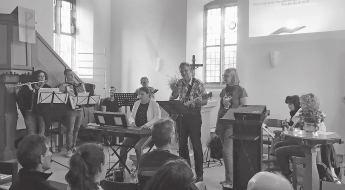11. Mai 2018 15 Unterjettinger Kirchenband mit zweitem Standbein Drei dieser Herren unten in Leder gestalten mit weiteren Musikerinnen und einigen Sängerinnen oft den musikalischen Teil des EfA