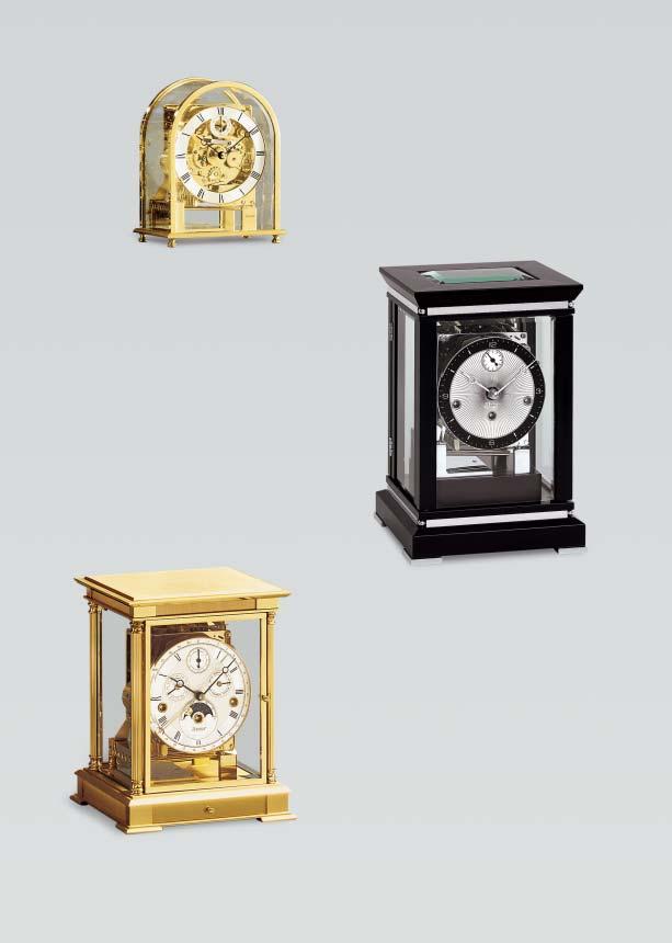 1226-01-04 J0208 S./p. 44 20 x 16 x 11 cm Moderne Stiluhr aus po - liertem Messing mit fa - cettiertem Kristallglas, gefräster und versilberter Messingzahlenreif mit Sekundenanzeige.