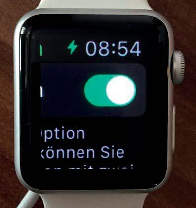 Das Zoomen erfolgt nach dem Aktivieren der Funktion dadurch, dass Sie mit zwei Fingern in der Regel Zeige- und Mittelfinger auf das Display der Apple Watch tippen.