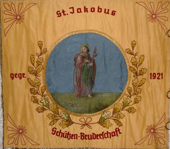 1922 Anschaffung der Königskette, Übernahme der Fahne vom Kriegerverein und Umgestaltung für die Schützenbruderschaft, Weihe durch Pfarrer Peter Schmitz.