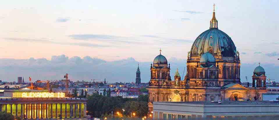 In den vergangenen vier Jahren ist Berlin um eine 100 000-Einwohner-Großstadt gewachsen. Forscher hatten der Metropole ein Wachstum bis 2030 vorhergesagt jedoch in weit geringerem Umfang.