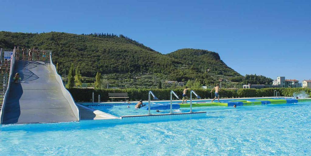 SOMMERPARK Ein grosser Park von über siebentausend Quadratmetern mit grossen Rasenflächen und Jahrhunderte alten Olivenbäumen lädt ein, sich von der Sonne verwöhnen zu lassen oder