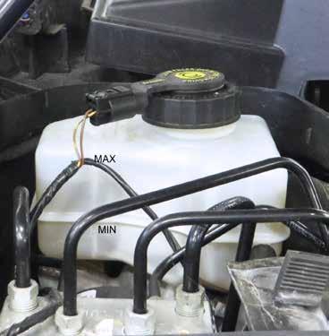 Fachgerechte Prüfung der Bremsanlage Bremsflüssigkeit Bremsflüssigkeitstand am Ausgleich behälter überprüfen. Die Anzeige sollte zwischen MIN und MAX stehen.