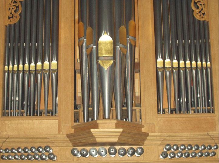 Das Druckkriechen einer Orgelpfeife Die Orgelpfeife steht mit ihrem gesamten Gewicht auf der Spitze, die in einem Holzkonus fixiert ist.