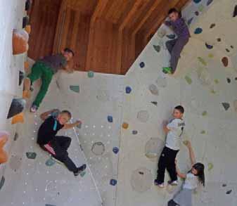 Die Kids aus dem Jugendtreff JUTRENO in Nordschwaben fuhren mit ihren Leiterinnen Ramona Steinke und Rita Rübsam in den neu eröffneten Kletterkubus im Kulturpark Tutti Kiesi.
