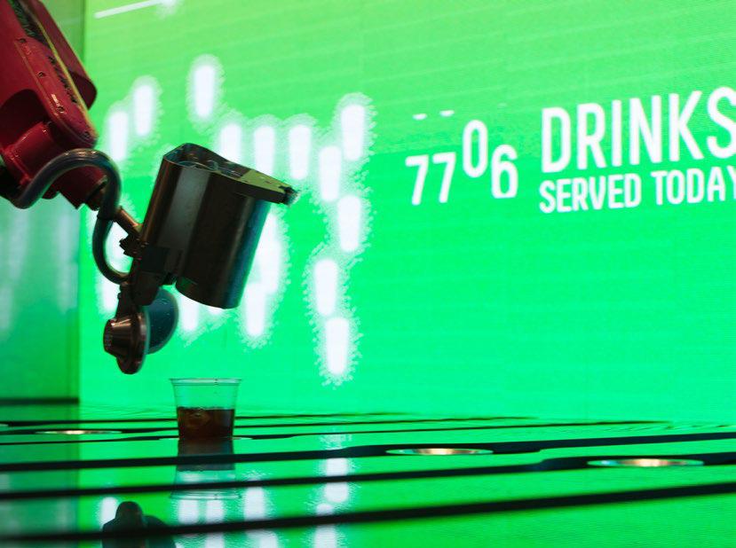 ( TECHNOLOGIE Foto Makr Shakr Roboter MAKR SHAKR Quick Facts n Cocktails via App bestellen und von Roboterarmen gemixt und serviert bekommen n Roboter übernehmen die Aufgabe des Barkeepers.