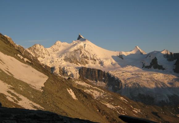 Wallis - Leichte 4000er...rund um Saas Fee Ausgangspunkt der gesamten Woche ist das bekannte, 1800m hochgelegene Bergsteigerdorf Saas Fee.