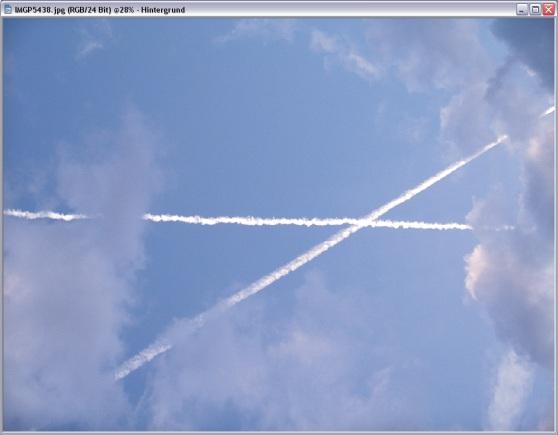 Kondensstreifen am Himmel - copyright: ad-photoart.de Auch das zweite Bild mit dem Himmel IMGP_5438.jpg finden Sie an derselben Stelle.