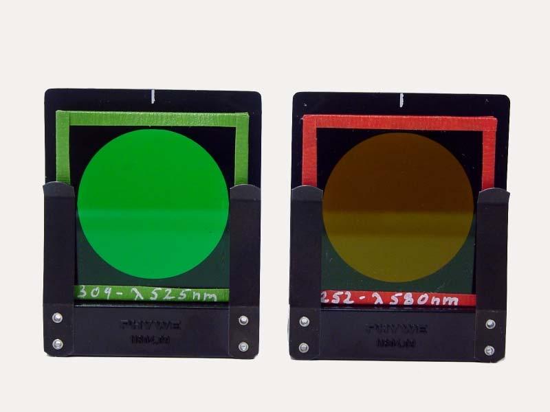 Entfernen Sie nun das Gitter und den Graustufenfilter von der optischen Bank und stecken eines der beiden Filter (grün λ = 525nm bzw. gelb λ = 580 nm ) vor die Öffnung der Fotozelle. Abb.