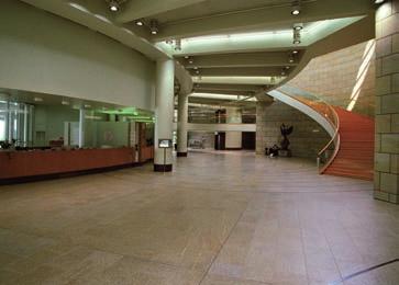 Alte Bürgerhalle mit Informationsbereich, 1999 Besucher an der Sicherheitsschleuse, 2005 Barrierefreiheit Seit 2003 werden verstärkt