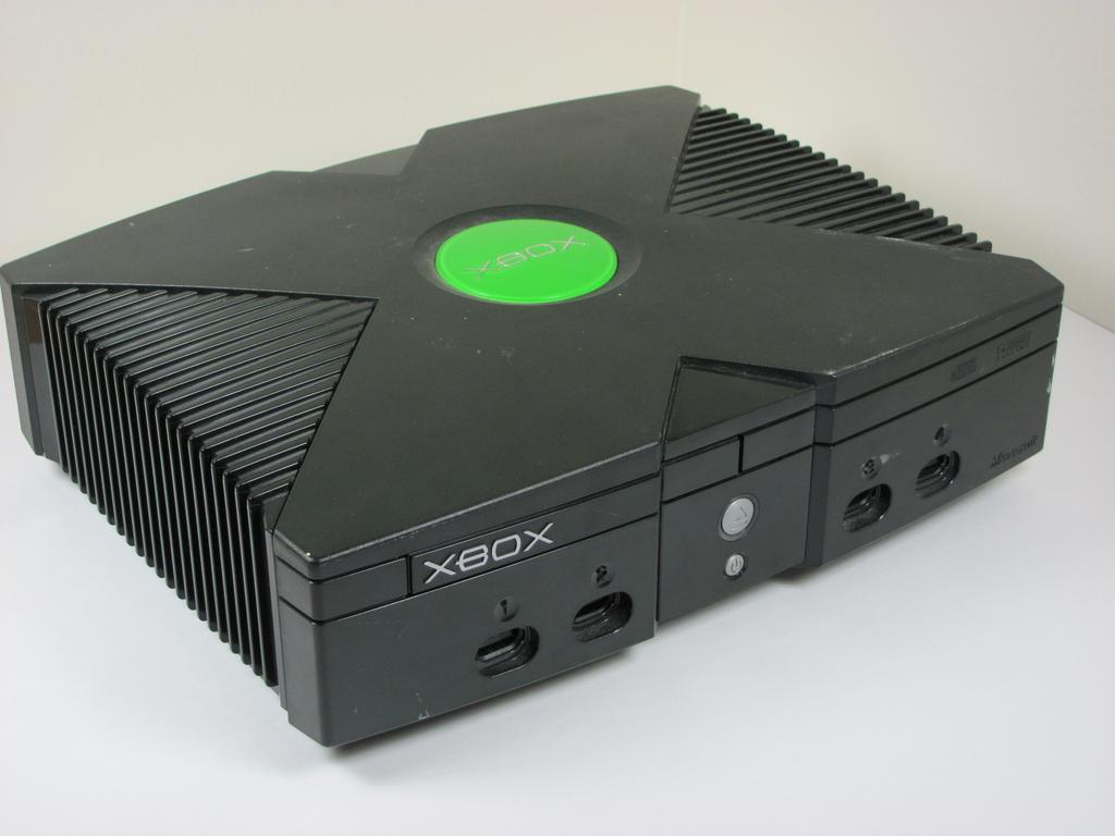 Schritt 1 Festplatte Ziehe den Stecker und stelle die Xbox auf eine