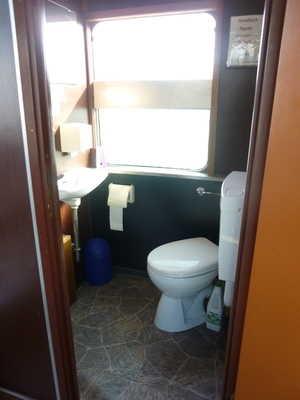 Öffentliches WC WC WC Tür Technische Hilfsmittel Assistenzhunde (Begleithunde, Blindenführhunde etc.) dürfen in alle relevanten Bereiche/Räume des Betriebes/Angebotes mitgebracht werden.