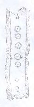 1. Im Fußbereich Schädel und Schulterblattknochen vom Schaf; eine Beingeschnitzte Gegenstände; H. 7,1 cm; B. 2 cm; 0,2 cm dick; mit zwei parallel Linien und mit fünf kreisförmigen Verzierungen.