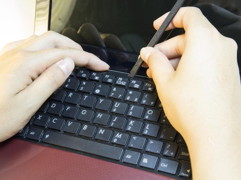 Mit dem spudger als Hebel, heben Sie die Tastatur nach oben aus dem Rest des Laptops.