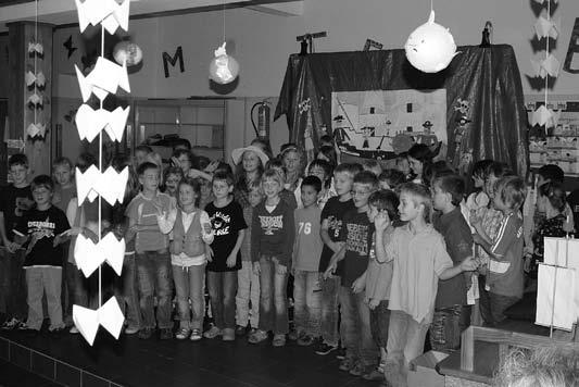 vorspielten. Mit 14 verschiedenen Kräutern bedankten sich die Kinder bei ihrer Klassenlehrerin Frau Menges für ihre Unterstützung und Begleitung.