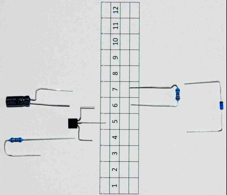 Transistor BC 547 mit der abgeflachten Seite nach oben montieren Minus vom Kondensator ( - - - - aufgedruckt, kürzerer Anschlussdraht) muss zusammen mit dem Transistor (E) in LK-6 Kathode (