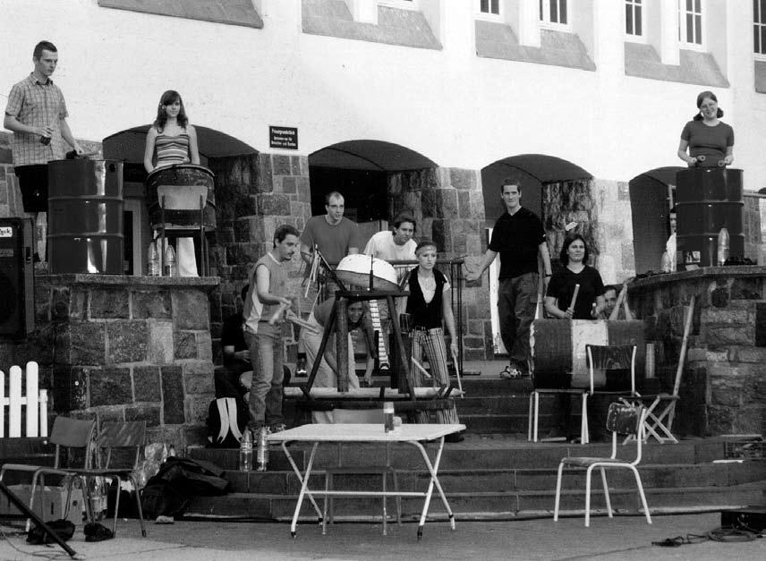 lag HISTORISCHES Orangfarbener Himmel über der Kreisstadt von Karl Naujoks Schloss Bröllin lädt Jugendliche aus mehreren Ländern regelmäßig zu Musical-Projekten ein unter Leitung der Theaterpädagogin