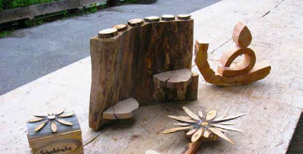 Unter fachkundiger Anleitung entstehen kleine Kunstwerke aus Holz in vielen Formen und Größen.
