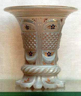 wurde. Der / die Hersteller sind bisher unbekannt Ich habe weder die Vasen noch das Dekor in den Musterbüchern Launay, Hautin & Cie. 1840 und 1841 gefunden.