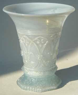 der Durchsicht besser zu erkennen als von außen. Bei der Vase PG-845 aus Namur sind die Formnähte sehr unterschiedlich ausgefallen. An ihnen sieht man deutlich, dass das Glas verdreht wurde (s. Abb.