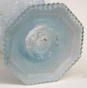 2004-3/080 Vase mit sich kreuzenden Bögen, Blüten und Schlingen Grund regelmäßige Körnung (sablée), Abriss weiß opalisierendes, form-geblasenes Glas H 12,2 cm, D 10,8 cm Sammlung Geiselberger PG-807