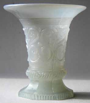 Die Ranken und Blüten der kleinen Vase PG-845 aus Namur haben auch eine große Ähnlichkeit mit denen der blauen Vase Abb. 2003-4/048.