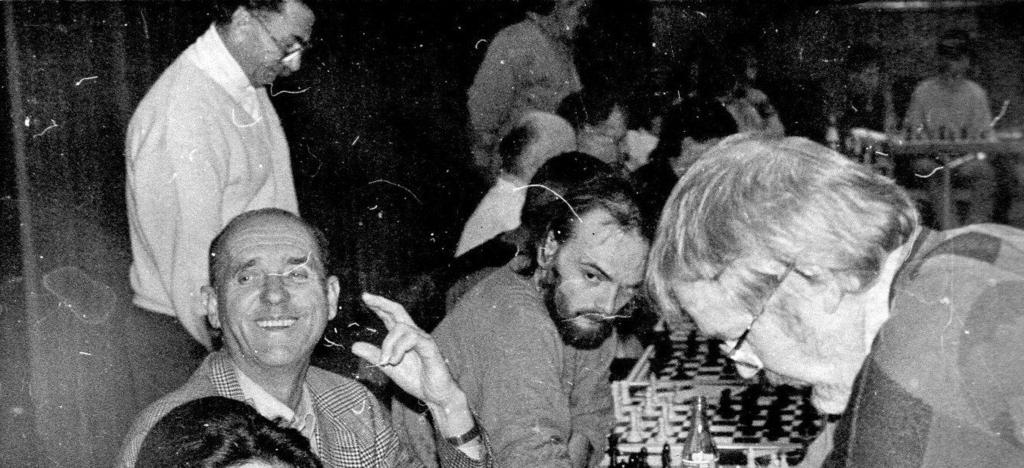 dxc6 Td7, 16. Td2 Tfd8, 17. Tfd1 Txd2 und der Weltmeister 1968 spielte Schachmeister Sigmund Wolk erneut Simultan im Kugelfischer-Freizeitheim, dieses Mal aber als Blindvorstellung!