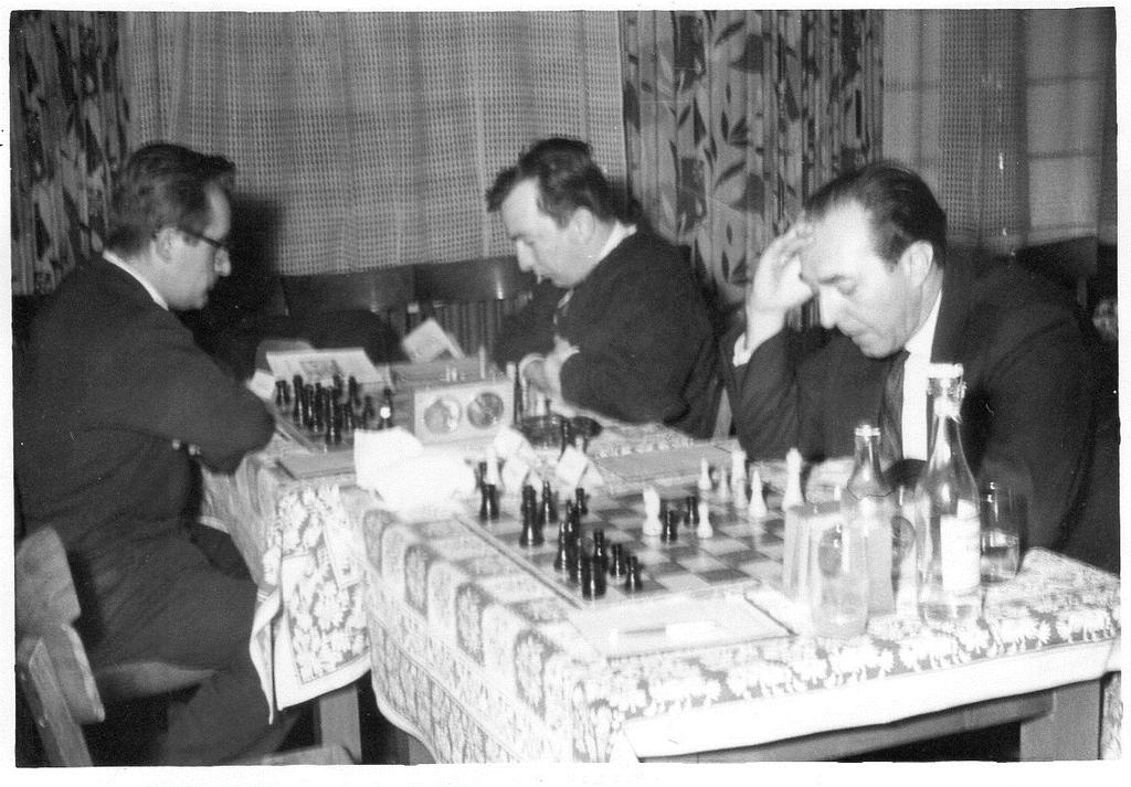 Unterfränkische Einzelmeisterschaften: Rückblick Zum Abschluss des 60jährigen Vereinsjubiläums richtete der SK 1893 Schweinfurt in der ersten Januarwoche 1954 den fünften Unterfränkischen