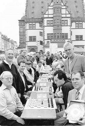 Schach auf dem Marktplatz Beim Schweinfurter Sporttag maßen sich am 10.05.2003 zum Städte-Vergleich Schweinfurt und Würzburg. Die favorisierten Würzburger behielten mit 30:20 Punkten die Oberhand.