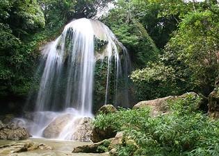 Vegetation von tropischem bis subtropischem Regenwald überzogen ist. Am Fluss San Juan, mit seinen vielen kleinen Wasserfällen und natürlichen Becken, haben Sie Gelegenheit zu einem erfrischenden Bad.