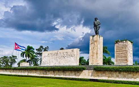 Schon von weitem sieht man die große Bronzestatue des Commandante, der mit Mütze und Gewehr in der Hand über die Betonfläche der Plaza de la Revolución wacht.