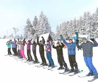 Zuerst machten sich die Schüler der Klasse 7 auf den Weg, um das traditionsreiche Projekt Alpines Skifahren am Skilift Ersteberg in Masserberg durchzuführen.