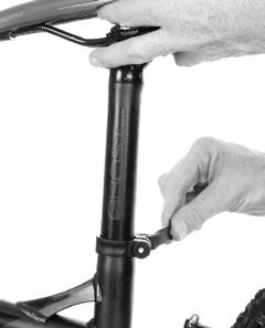 27-28) Schrauben Sie entsprechend das linke Pedal entgegen dem Uhrzeigersinn an den linken Kurbelarm Ziehen Sie beide Pedal mit einem 15er Maulschlüssel sehr gut fest und überprüfen Sie nach