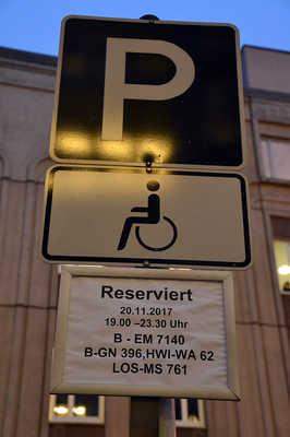 Es gibt 1 Stellplatz/-plätze für Menschen mit Behinderung. Der Stellplatz / die Stellplätze für Menschen mit Behinderung ist / sind gekennzeichnet.