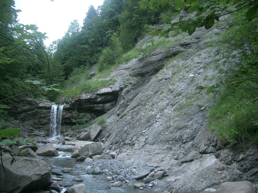 Wasserfall, steiler Schutthang (rechts) und