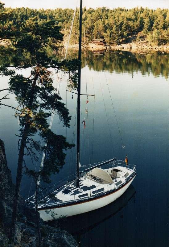 - 64 Vorstellungen entwickelt und so wurde es im Spätsommer 1981 eine klassische Segelyacht von Colvic, die englische Hazelwood 35, 10.50 x 3x50 x 1.65. Übernahme im Wedeler Yachthafen.