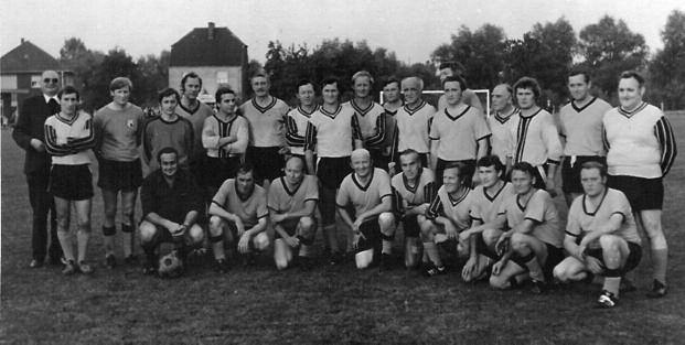 124 GESCHCIHTE UND GEGENWART Die Alten Herren von Borussia Dortmund waren 1975 im Rahmen eines Pfarrfestes zu Gast. den Salinen". - Dr.