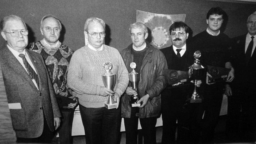 166 GESCHCIHTE UND GEGENWART 1994: Preisübergabe für den Sieger der Vereinsmeisterschaften im Rahmen einer Ortsausstellung durch den ehemaligen Bürgermeister Franz-Josef Spiekermann (rechts) an: