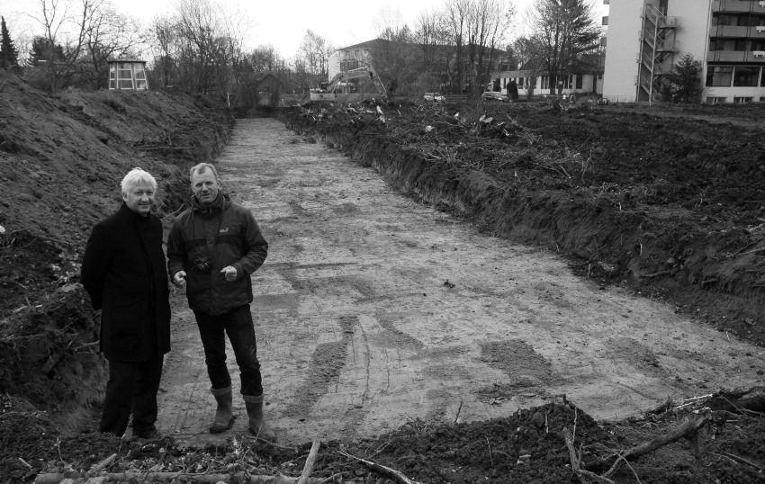 RÜCKBLICK 19 Solbad-Geschäftsführer Dr. Rieger (links) mit dem Archäologen Georg Eggenstein stellen heraus, dass unter dem Wäldchen keine archäologischen Schätze ruhen. Aufsichtsrat abgestimmt.