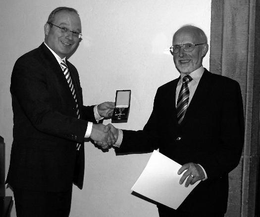 MENSCHEN AUS BAD WESTERNKOTTEN 201 Heinz Lehmenkühler (rechts) erhält vom damaligen Kreisrechtsdirektor Ralf Hellermann am 28.10.2008 das Bundesverdienstkreuz.