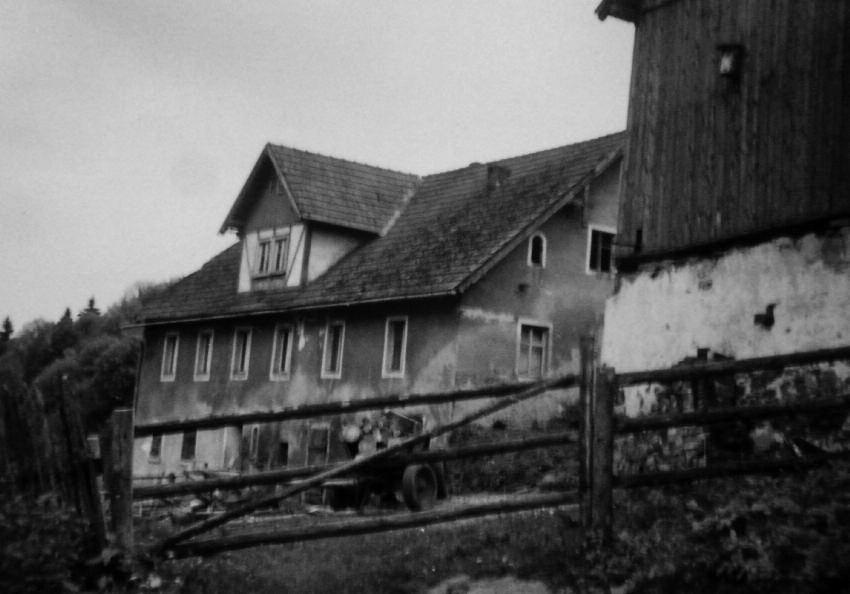 74 SCHWERPUNKTTHEMA: KRIEG, FLUCHT UND VERTREIBUNG Ehemaliges Wohnhaus der Familie Zimmer in Voigtsdorf, rechts die Scheune.
