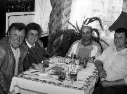 SCHWERPUNKTTHEMA: KRIEG, FLUCHT UND VERTREIBUNG 79 Herzliche Aufnahme beim Besuch der alten Heimat im Jahre 1987. Zweiter von rechts: Josef Zimmer, daneben seine Frau Else.