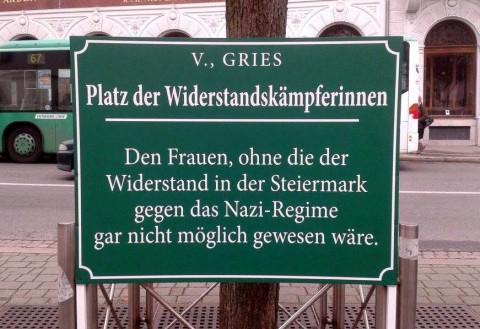 Der Platz der freiwilligen Schützen wird dem Gedenken von Frauen, die gegen Nationalsozialismus, Krieg
